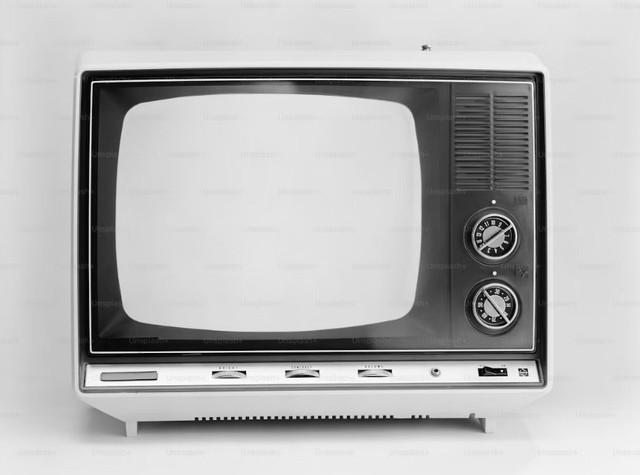 Ilustrasi televisi dan perubahan kebiasaan menonton di era digital. Foto: Unsplash.