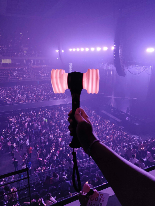 Buru merchandise K-Pop bisa pakai jastip! Foto: Nawatat/Shutterstock