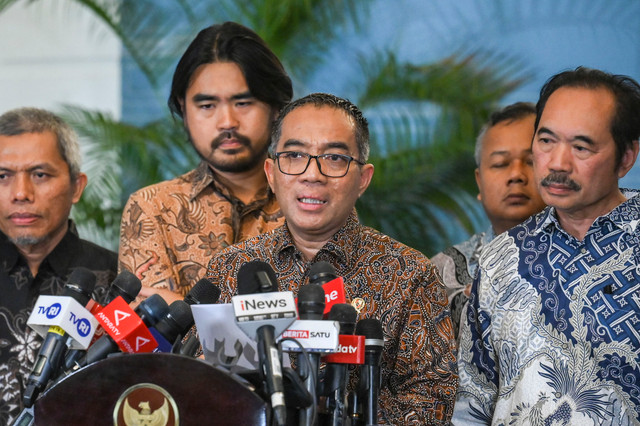 Mendiktisaintek Brian Yuliarto didampingi pakar dan akademisi memberikan keterangan pers usai rapat terbatas penanganan lahan gambut di Kompleks Istana Kepresidenan, Jakarta, Kamis (24/9/2026). Foto: Hafidz Mubarak A/ANTARA FOTO