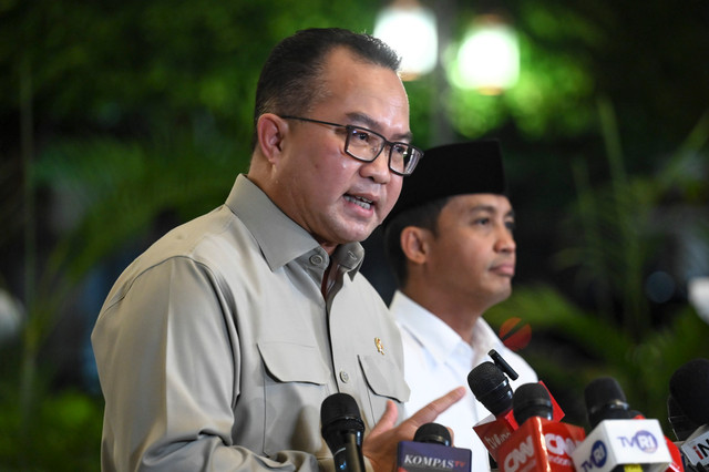 Kepala BRIN Arif Satria bersama Menteri Kehutanan Raja Juli Antoni memberikan keterangan pers usai rapat terbatas penanganan lahan gambut di Kompleks Istana Kepresidenan, Jakarta, Kamis (24/9/2026). Foto: Hafidz Mubarak A/ANTARA FOTO