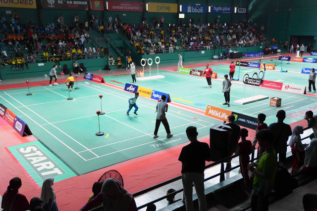 Para siswa menyelesaikan tantangan permainan bernuansa bulutangkis pada MilkLife Festival SenengMinton 2026 di GOR Djarum, Magelang, Jawa Tengah, Kamis (24/9/2026). Foto: Dok. MilkLife