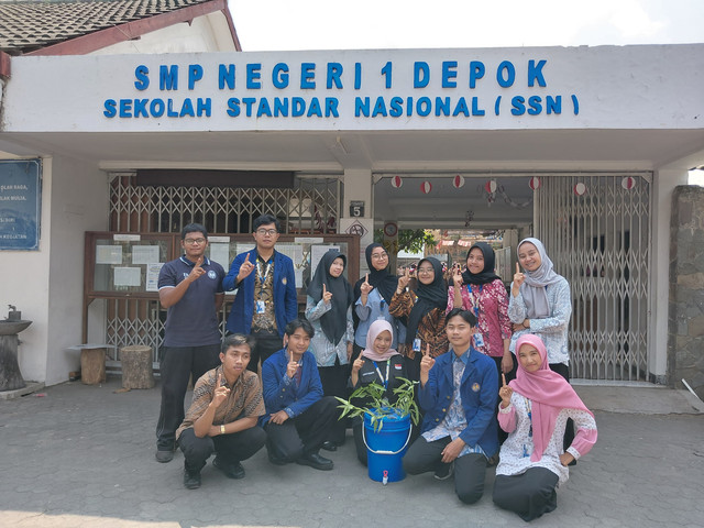 Mahasiswa PK UNY berfoto bersama di depan SMP Negeri 1 Depok dalam rangkaian Proyek Kolaborasi budidaya akuaponik. Foto: Siti Nurkhofifah Aliyah.
