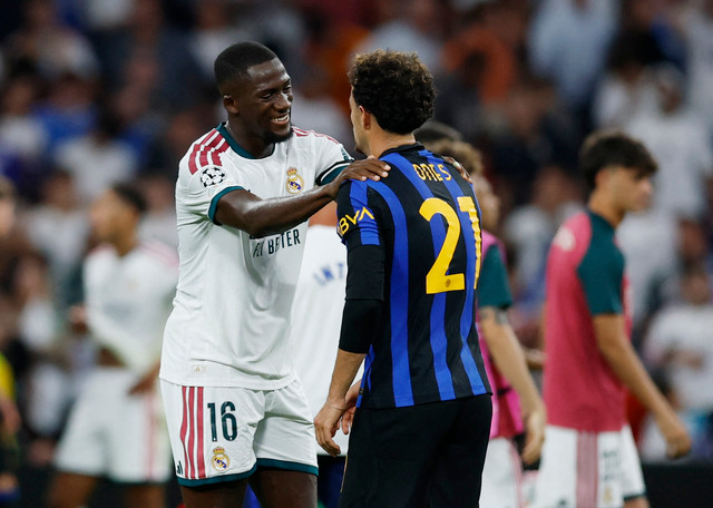 Ibrahima Konate bersama Curtis Jones setelah pertandingan Real Madrid melawan Inter Milan.