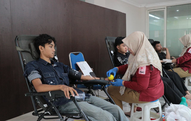 Kegiatan donor darah dan cek kesehatan gratis di Aula Masjid Ulul Azmi, Kampus MERR-C pada Kamis (10/9/2026) (Foto: KSR-PMI Universitas Airlangga)