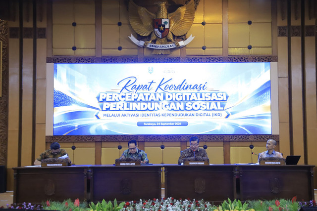 Rapat Koordinasi Percepatan Digitalisasi Perlindungan Sosial melalui Aktivasi IKD di Kantor Sekretariat Daerah Provinsi Jawa Timur, Surabaya, Kamis (24/9/2026). Foto: Dok. Ditjen Dukcapil