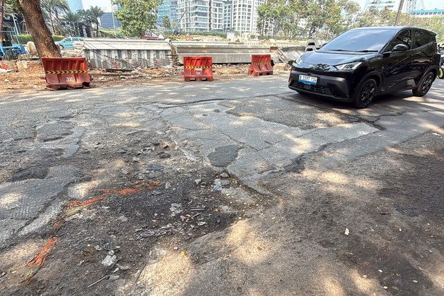 Kondisi Jalan Kuningan Mulia, Jakarta Selatan, yang terlihat rusak dan tidak rata di tengah kawasan perkantoran, Jumat (25/9/2026). Foto: Zahira Hilman/kumparan