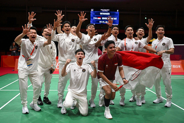 Sejumlah pebulu tangkis putra Indonesia mengerubungi Moh. Zaki Ubaidillah (tengah) usai mengalahkan wakil China Weng Hongyang pada final beregu Asian Games 2026 di Nagoya, Jepang, Kamis (24/9/2026). Foto: Fauzan/ANTARA FOTO