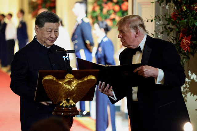 Presiden AS Donald Trump memegang map saat berdiri di samping Presiden Tiongkok Xi Jinping sebelum Xi menyampaikan pidato selama jamuan makan malam kenegaraan di Gedung Putih di Washington, DC, AS, 24 September 2026. Foto: REUTERS/Evelyn Hockstein