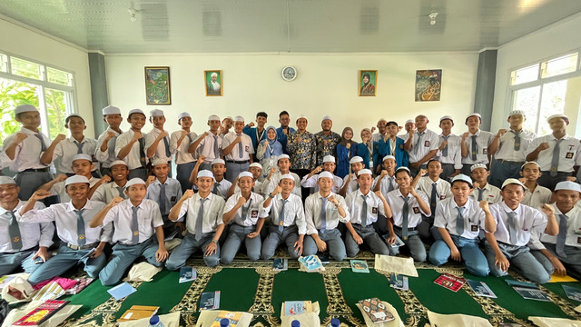 Foto bersama kegiatan PKM Universitas Pamulang di SMA Al-Ashriyyah Nurul Iman (dokumentasi pribadi)