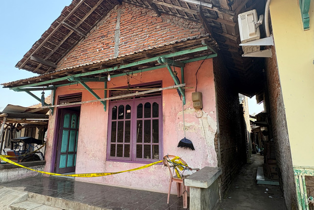 Rumah lokasi kejadian ayah dan anak cekcok diberi garis polisi di Desa Jati Kulon, Kecamatan Jati, Kabupaten Kudus, Jawa Tengah, Jumat (25/9/2026). Foto: Vega Ma'arijil Ula/kumparan