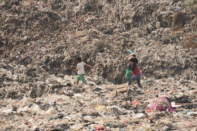 Berbagai aktivitas pemulung dan warga di sekitar TPA Sumur Batu, Kota Bekasi. Foto: Dok. Istimewa