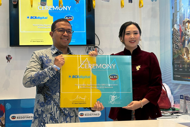 CEO PT ALTO Network Gretel Griselda (kanan) dan Direktur Bisnis BCA Digital Aditya Wahyu Windarwo (kiri) dalam Penandatanganan Kerjasama QRIS Transaction Processing di JICC, Jakarta, Jumat (25/9/2026). Foto: Nur Pangesti/kumparan