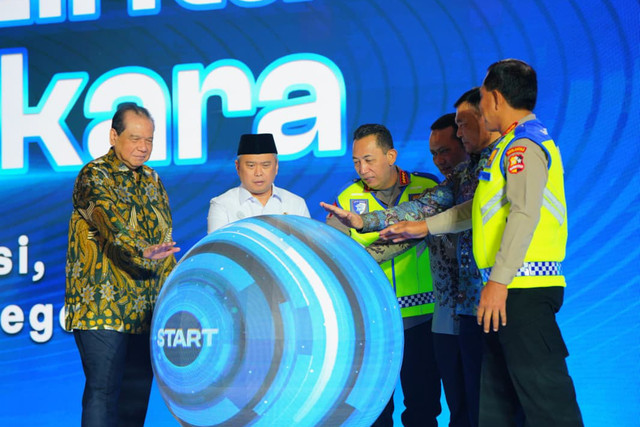 Kapolri Jenderal Polisi Listyo Sigit Prabowo meluncurkan Sistem Pembayaran Denda Tilang melalui Digital Korlantas dan STNK Digital dalam acara Syukuran Hari Lalu Lintas Bhayangkara ke-71 Tahun 2026 di Hotel Bidakara, Jakarta, Jumat (25/9/2026). Foto: Dok. Polri
