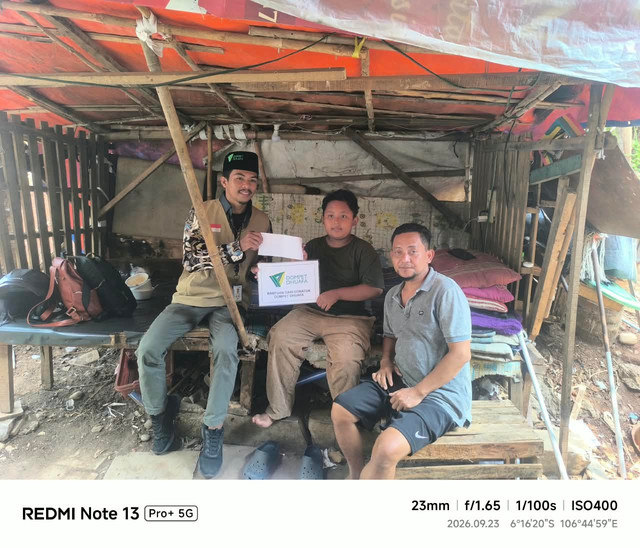 Habibie (11) nama anak itu. Harusnya dia belajar di bangku sekolah. Harusnya dia bermain bersama sebaya. Siang itu, dia justru ikut memikul beban ekonomi keluarga.