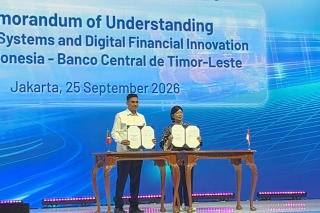 Gubernur Bank BI Destry Damayanti (kanan) dan Gubernur BCLT Helder Lopes (kiri) usai menandatangani MoU sistem pembayaran dan inovasi keuangan digital dalam agenda FEKDI x IFSE 2026 di JICC, Jumat (25/9/2026). Foto: Dok. kumparan