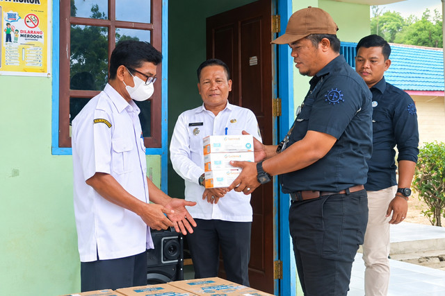 PT TAP bagi-bagi susu dan masker ke anak-anak sekolah di Kabupaten Lamandau, Kalteng. Foto: Dok. PT TAP