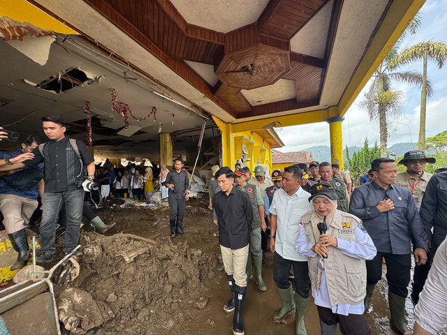 Wakil Presiden (Wapres) Gibran Rakabuming meninjau sejumlah infrastruktur dan fasilitas publik yang terdampak banjir bandang di Kabupaten Solok, Sumatera Barat, Jumat (25/9). Foto: Dok: Setwapres