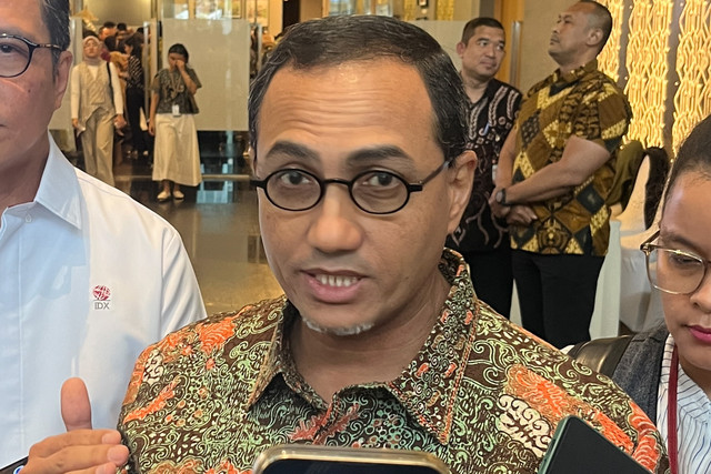 Anggota Dewan Komisioner OJK Hasan Fawzi yang juga merangkap Kepala Eksekutif Pengawas Pasar Modal, Keuangan Derivatif OJK di Gedung BEI, Jakarta Selatan, Jumat (25/9/2026). Foto: Widya/kumparan