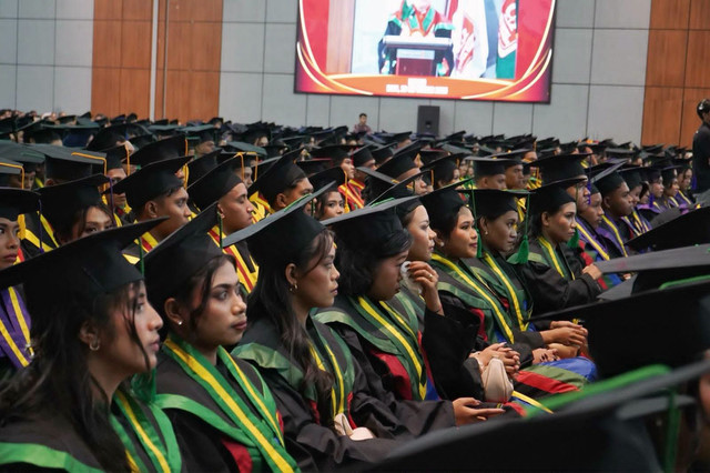 Wisudawan Universitas Citra Bangsa; Foto Dokumen Pribadi Vinsen Making