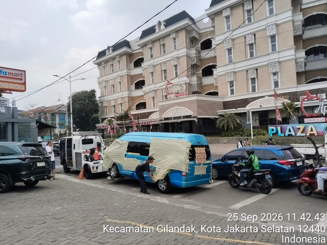 Kecelakaan lalu lintas yang melibatkan minibus dan sepeda motor terjadi di Jalan Karang Tengah Raya, Lebak Bulus, Cilandak, Jakarta Selatan, Jumat (25/9). Foto: Dok. Dishub DKI Jakarta/Jakarta Selatan