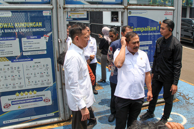 Menteri Imipas Agus Andrianto (tengah) didampingi Kepala Bappisus Aries Marsudiyanto (kiri) melakukan inspeksi mendadak (sidak) di Lapas Kelas IIA Cibinong, Kabupaten Bogor, Jawa Barat, Jumat (25/9/2026) Foto: Yulius Satria Wijaya/ANTARA FOTO
