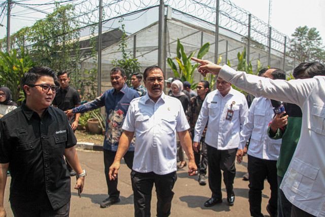 Menteri Imigrasi dan Pemasyarakatan (Imipas) Agus Andrianto (tengah) melakukan inspeksi mendadak (sidak) di Lapas Kelas IIA Cibinong, Kabupaten Bogor, Jawa Barat, Jumat (25/9/2026). Foto: Yulius Satria Wijaya/ANTARA FOTO