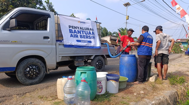 Penyaluran Bantuan Air Bersih untuk Warga di Kecamatan Cikeusik oleh tim DT Peduli Banten (Sumber: DT Peduli)