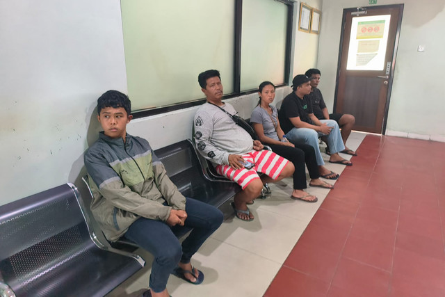 Keluarga IGS (20), sopir yang dibakar hidup-hidup oleh bosnya di Karangasem, berada di Instalasi Forensik dan Pemulasaraan Jenazah RSUP Prof. Ngoerah Denpasar, Jumat (25/9/2026). Foto: Sandra Gisela/kumparan