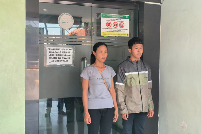 Keluarga IGS (20), sopir yang dibakar hidup-hidup oleh bosnya di Karangasem, berada di Instalasi Forensik dan Pemulasaraan Jenazah RSUP Prof. Ngoerah Denpasar, Jumat (25/9/2026). Foto: Sandra Gisela/kumparan