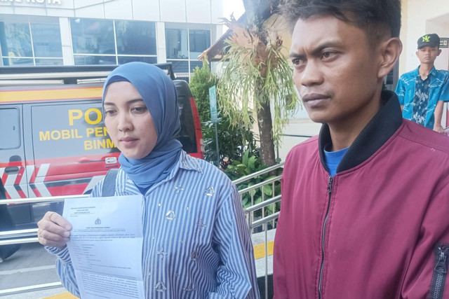 Orang tua siswa SMPN 18 Kota Malang saat melaporkan kepsek ke Polresta Malang Kota. Foto: Dok. kumparan