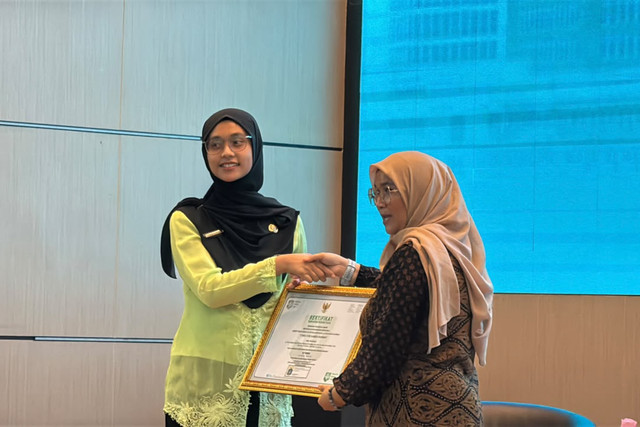 Penyerahan Sertifikat Bangunan Gedung Hijau dan penanaman pohon beringin menjadi bagian dari rangkaian pencanangan Program Net Zero Hospital di RS Kanker Dharmais, Jakarta Barat, Jumat (25/9/2026). Foto: Zahira Hilman/kumparan
