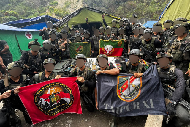 Personel TNI berfoto bersama barang bukti yang disebut diamankan dari lokasi kontak senjata dengan kelompok TPNPB-OPM di sekitar Distrik Agisiga, Kabupaten Intan Jaya, Papua Tengah, Jumat (25/9/2026). Foto: Dok. Kogabwilhan III