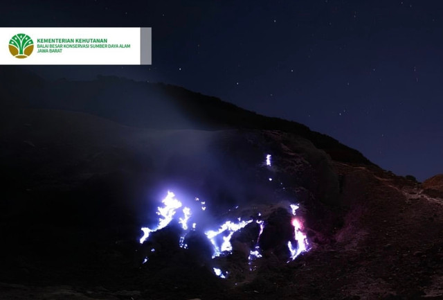 Fenomena nyala biru teramati di sejumlah titik di kawasan Gunung Papandayan, Kabupaten Garut. Dok: Balai Besar Konservasi Sumber Daya Alam Jawa Barat.