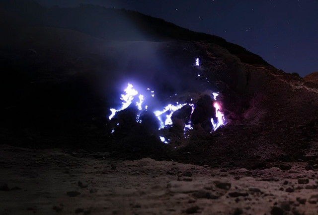 Fenomena blue fire kembali terpantau di sekitar Kawah Manuk, Gunung Papandayan, pada malam kedua pemantauan hari Kamis, (24/9/2026). Foto: Instagram/ @bbksda_jabar