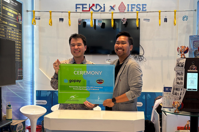 Direktur Bisnis Alto Network Rangga Wiseno dan Head of GoPay Wallet Kelvin Timotius dalam penandatanganan Partnership Agreement for QRIS Transaction Processing through ALTO Network di JICC senayan, Jakarta, Jumat (25/9/2026). Foto: Nur Pangesti/kumparan