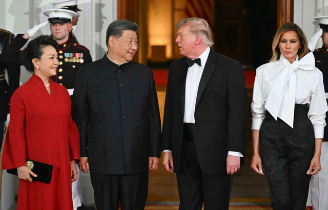 (Dari kiri) Ibu Negara China Peng Liyuan, Presiden China Xi Jinping, Presiden AS Donald Trump, dan Ibu Negara AS Melania Trump di Gedung Putih sebelum Jamuan Makan Malam Kenegaraan di Washington, D.C., Amerika Serikat, Kamis (24/9/2026). Foto: Saul Loeb/AFP