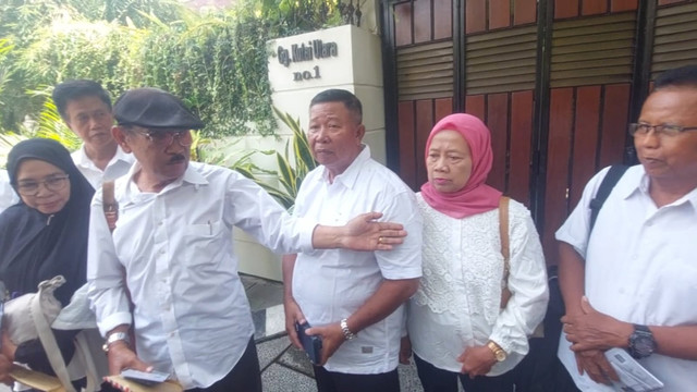 Teman-teman seangkatan Presiden ke-7 RI Jokowi di SMAN 6 Solo, saat ditemui di Solo, Jumat (25/9/2026). Foto: Dok. kumparan