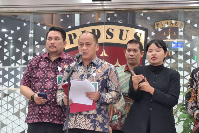 Doorstop Kapuspenkum Kejagung Anang Supriatna terkait perkara korupsi nikel, di Gedung Bundar Jampidsus Kejagung, Jumat (25/9/2026). Foto: Kevin Daniel/kumparan