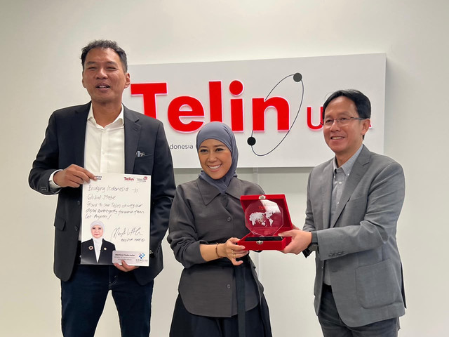 Menteri Komunikasi dan Digital Republik Indonesia (Menkomdigi) Meutya Hafid (tengah) bersama CEO Telin Abdul Rahman Ansyori (kanan) di kantor Telin Los Angeles, Amerika Serikat. Foto: dok. Telkom