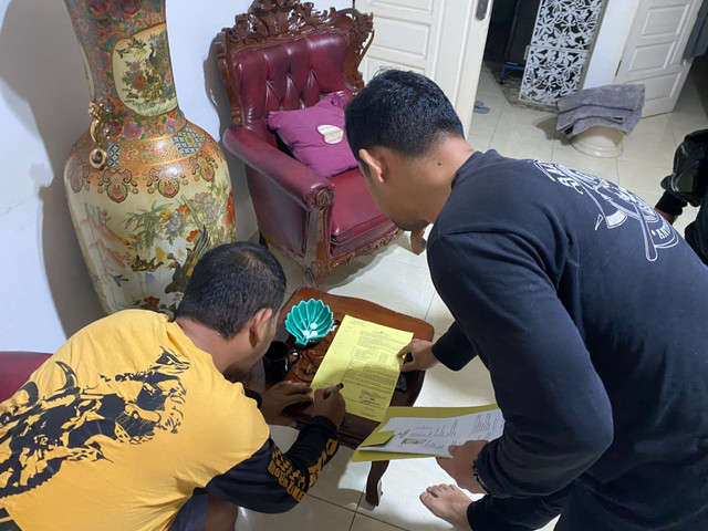 Pelaku berinisial EDM diduga gelapkan sawit milik Wakil Ketua DPRD Simalungun, Jefra Manurung saat ditangkap. Foto: Dok. Polres Simalungun