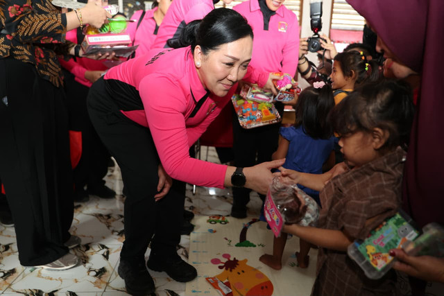 Ketua Umum Bhayangkari Ny. Juliati Sigit Prabowo bersama Polda Sumsel salurkan ribuan bansos dan gelar bakti kesehatan di Pulau Borang, Banyuasin, dalam rangka HKGB ke-74, Jumat (25/9/2026). Foto: Dok. Polri