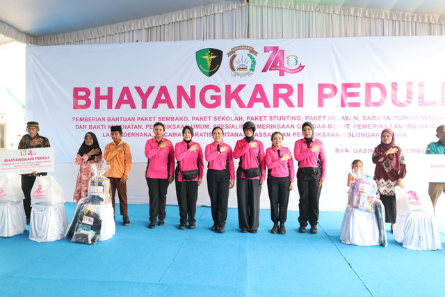 Ketua Umum Bhayangkari Ny. Juliati Sigit Prabowo bersama Polda Sumsel salurkan ribuan bansos dan gelar bakti kesehatan di Pulau Borang, Banyuasin, dalam rangka HKGB ke-74, Jumat (25/9/2026). Foto: Dok. Polri