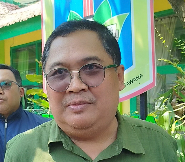Pj. Sekda Kota Malang Dandung Djulhardjanto saat ke SMPN 18 Kota Malang. Foto: Dok. kumparan