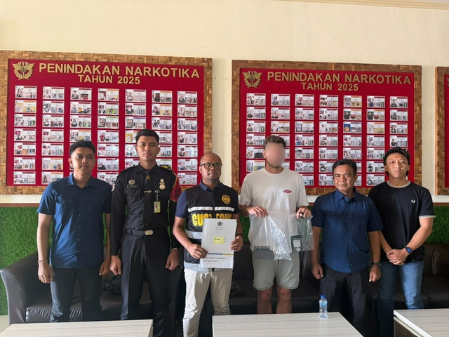 Kantor Imigrasi Ngurah Rai gagalkan keberangkatan WNA berinisial JFD yang kedapatan bawa kokain di paspor dan miliki paspor ganda di Bandara Ngurah Rai, Bali, Kamis (24/9/2026). Foto: Dok. Kementerian Imigrasi