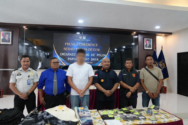 Kantor Imigrasi Sorong limpahkan WNA Tiongkok berinisial WS ke Polda Papua Barat Daya atas dugaan perburuan penyu secara ilegal di Raja Ampat, Selasa (22/9/2026). Foto: Dok. Kementerian Imigrasi