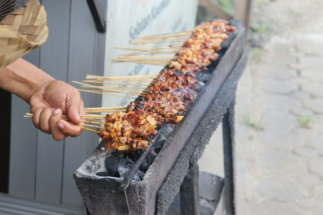 Ilustrasi Skewer artinya . Foto: Unsplash/Mufid Majnun