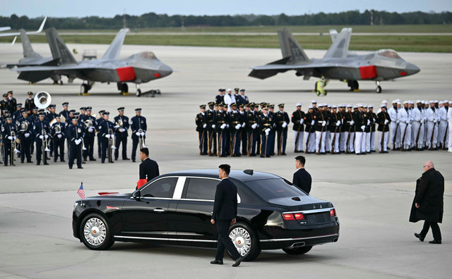 Personel keamanan mengawal limosin Presiden China Xi Jinping setibanya di Pangkalan Udara Joint Base Andrews, Maryland, AS, Rabu (23/9/2026). Foto: Kent Nishimura / AFP