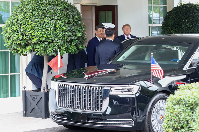 Hongqi N701 dan Presiden AS Donald Trump yang mengantar Presiden China Xi Jinping saat meninggalkan Gedung Putih usai pertemuan di Washington, D.C., AS, Kamis (24/9/2026). Foto: FINN GOMEZ/AFP