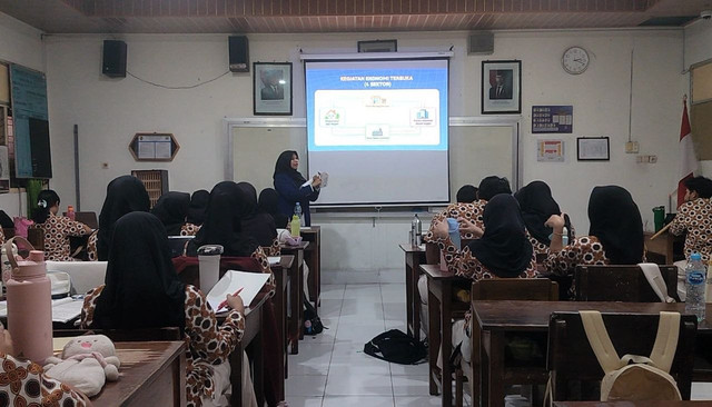 Mahasiswa menjelaskan peran dan keterkaitan antarpelaku ekonomi melalui diagram circular flow sebagai pengantar materi Rabu (3/9/2026). (Sumber:Dokumentasi Pribadi)