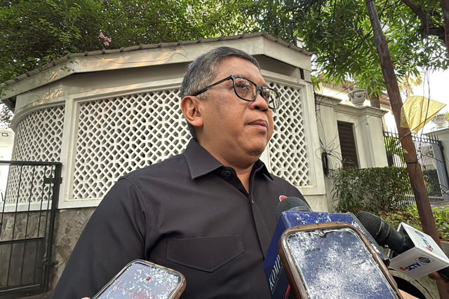 Hasto Kristiyanto di rumah duka almarhum Guruh Soekarnoputra di Jalan Sriwijaya Raya, Jakarta Selatan, Sabtu (26/9/2026). Foto: Zahira Hilman/kumparan
